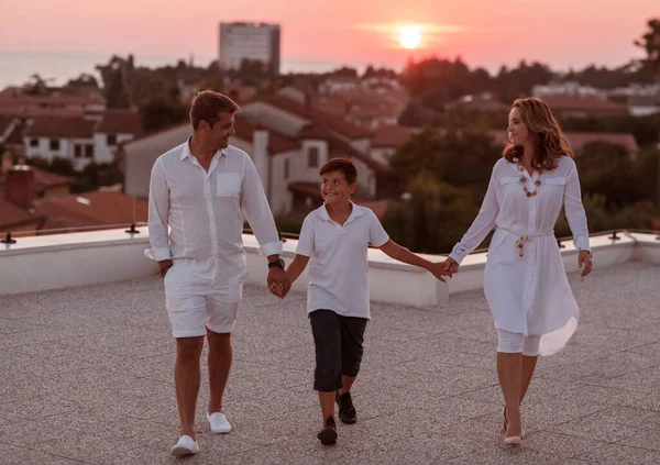 Glückliche Familie genießt und verbringt Zeit miteinander auf dem Dach des Hauses. Selektiver Fokus — Stockfoto