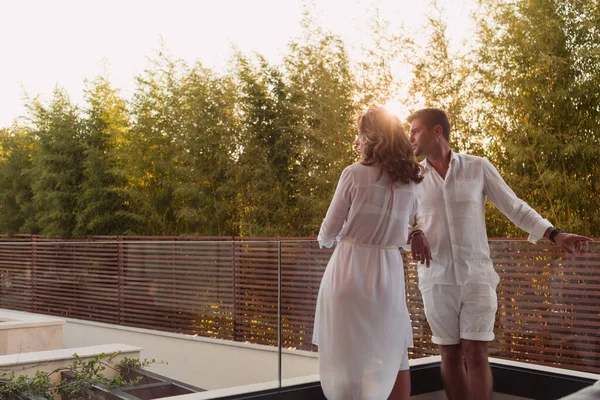 Senior-Paar genießt auf der Terrasse eines Luxus-Hauses während der Ferien. Selektiver Fokus — Stockfoto