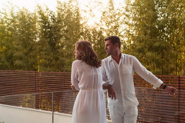 Senior-Paar genießt auf der Terrasse eines Luxus-Hauses während der Ferien. Selektiver Fokus — Stockfoto