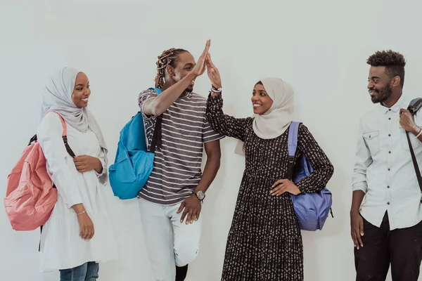 행복 한 아프리카 학생들 이 전통 수단 이슬람 히잡을 쓰고 숙제를 하고 있는 여학생들 과 이야기하고 만나는 사진 — 스톡 사진