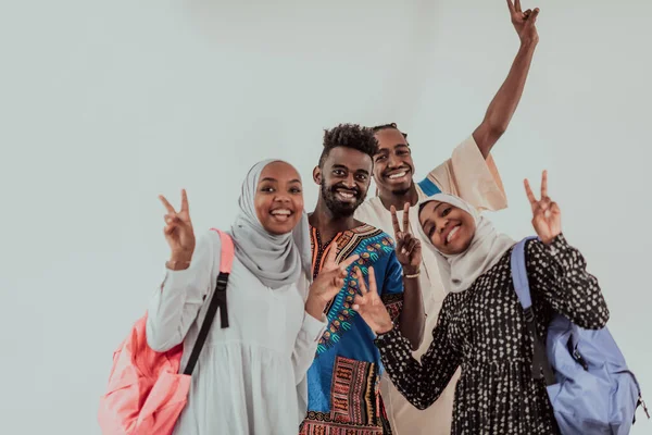 Egy csoport boldog afrikai diák, akik beszélgetnek és csapatmegbeszélést folytatnak, együtt dolgoznak a házi feladaton, lányok, akik szudáni muszlim hidzsáb divatot viselnek. — Stock Fotó