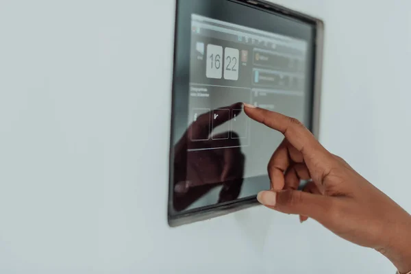 Afrikanerin mit Smart-Home-Bildschirmsteuerung — Stockfoto