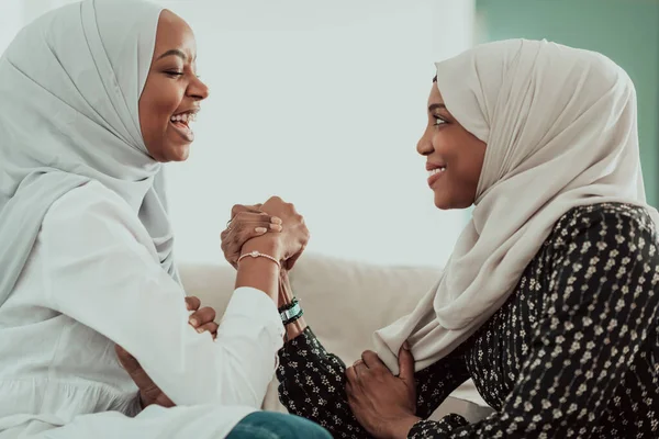 Wanita Afrika mempersenjatai konsep konflik gulat, perselisihan dan konfrontasi mengenakan pakaian hijab tradisional islam. Fokus selektif — Stok Foto