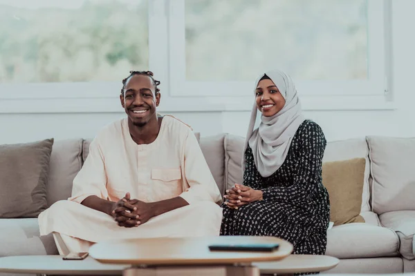 アフリカ人ムスリムカップルに家でラマダーン読書quran holy islam book. — ストック写真
