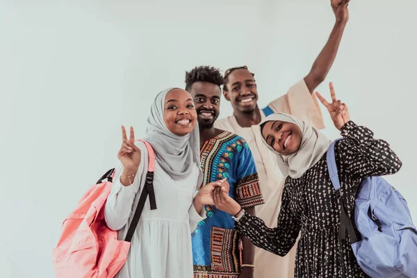 Grupo de estudantes africanos felizes tendo conversação e reunião de equipe trabalhando juntos em meninas de lição de casa vestindo traidiional sudan muçulmano hijab moda — Fotografia de Stock