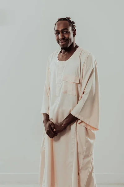 Портрет красивого африканського чорношкірого чоловіка в традиційному одязі суданівської моди. Вибірковий фокус — стокове фото
