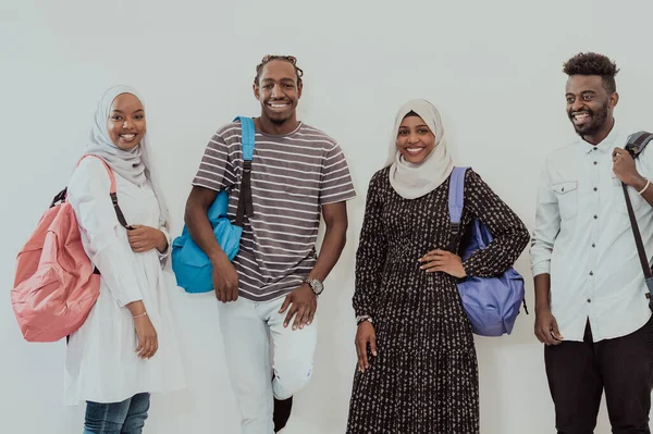 Foto van een groep gelukkige Afrikaanse studenten die samen praten en samenkomen en werken aan huiswerkmeisjes die traditionele Soedanese moslimhijab dragen — Stockfoto