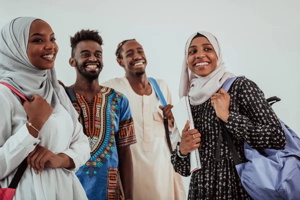 Grupo de estudiantes africanos felices teniendo conversación y reunión de equipo trabajando juntos en las niñas de tareas que usan sudan muslim hijab moda —  Fotos de Stock