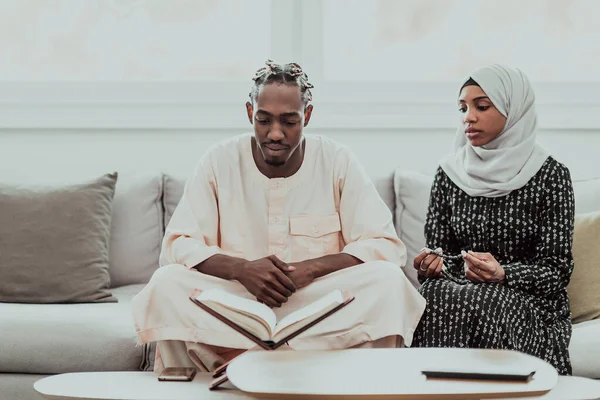 Pareja musulmana africana en casa en ramadán leyendo libro quran holly islam. — Foto de Stock