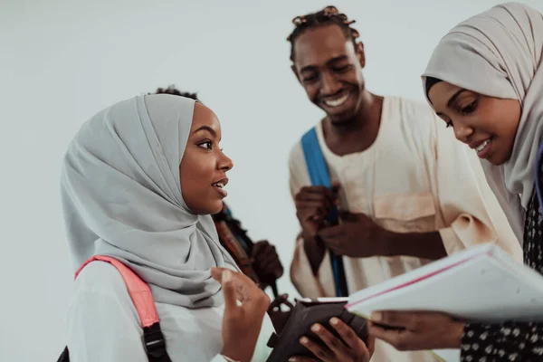 Grupo de estudiantes africanos felices teniendo conversación y reunión de equipo trabajando juntos en las niñas de tareas que usan sudan muslim hijab moda — Foto de Stock