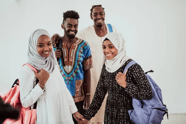 Skupina šťastných afrických studentů, kteří konverzaci a týmové setkání pracují společně na domácí úkoly dívky nosí traidiional Súdán muslim hidžáb módy — Stock fotografie