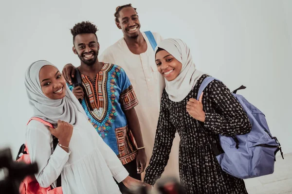 Groep van gelukkige Afrikaanse studenten die een gesprek en team vergadering samen te werken aan huiswerk meisjes dragen traditionele sudan moslim hijab mode — Stockfoto