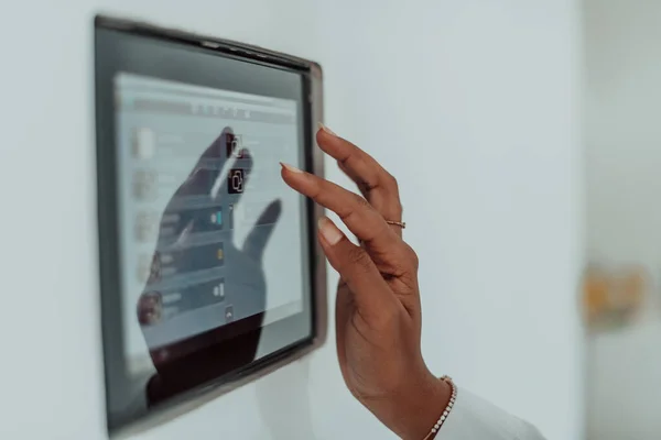 Afrykanka za pomocą inteligentnego systemu kontroli ekranu domowego — Zdjęcie stockowe