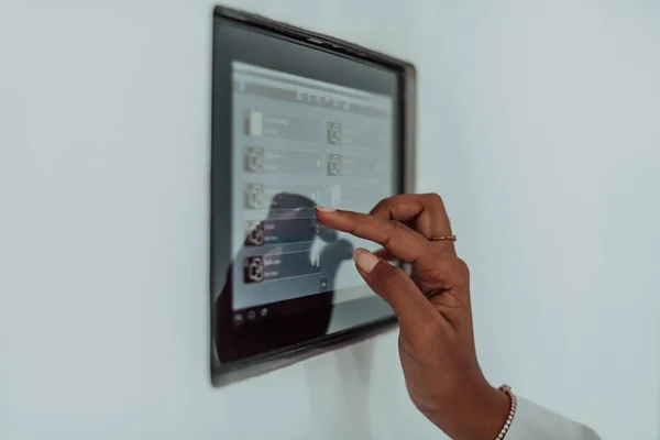 Donna africana che utilizza il sistema di controllo intelligente dello schermo domestico — Foto Stock