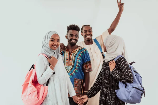 Skupina šťastných afrických studentů, kteří konverzaci a týmové setkání pracují společně na domácí úkoly dívky nosí traidiional Súdán muslim hidžáb módy — Stock fotografie