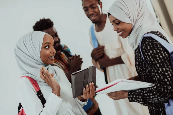 전통 이슬람 히잡 옷을 입은 아프리카 여학생들 이 배경에 친구들 과 함께 있습니다. 선택 초점 — 스톡 사진