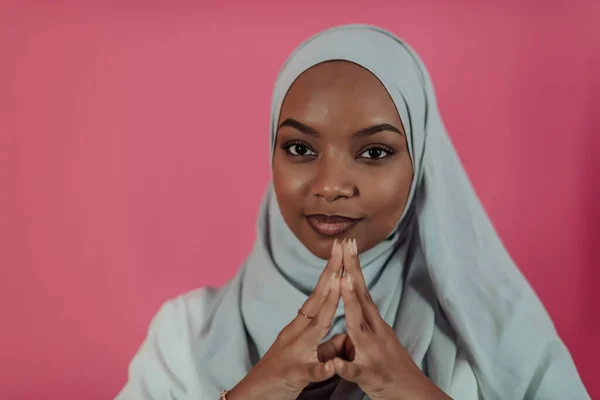 Ritratto di giovane moderna bellezza musulmana afro che indossa abiti islamici tradizionali su sfondo rosa plastica. Focus selettivo — Foto Stock