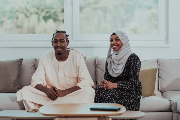 Afrikaans moslim paar thuis in ramadan lezen koran holly islam boek. — Stockfoto