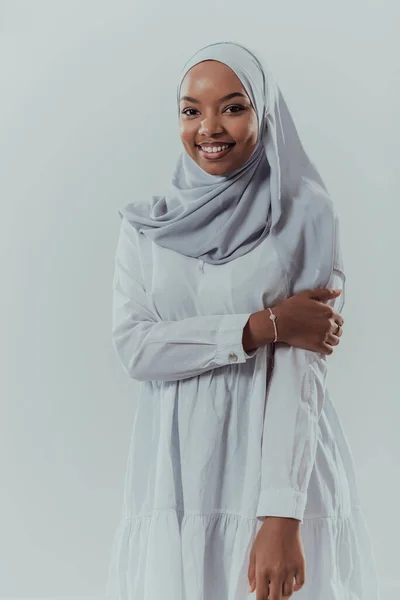 Retrato de la joven belleza afro musulmana moderna usando ropa islámica tradicional sobre fondo blanco. Enfoque selectivo — Foto de Stock