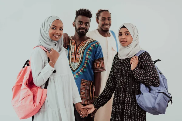 Grupa szczęśliwych afrykańskich studentów odbywających konwersację i spotkanie zespołu pracującego razem nad zadaniami domowymi dziewczęta ubrane w traidiional sudan muslim hijab fashion — Zdjęcie stockowe