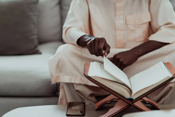 Αφρικανικό μουσουλμανικό ζευγάρι στο σπίτι στο Ραμαντάν διαβάζοντας Quran Holly islam βιβλίο. — Φωτογραφία Αρχείου