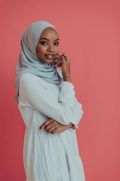 Portrét mladé moderní muslimské afro krásy na sobě tradiční islámské oblečení na plastovém růžovém pozadí. Selektivní zaměření — Stock fotografie