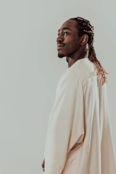 Retrato del hombre negro africano guapo en ropa de moda islámica sudan tradicional. Enfoque selectivo —  Fotos de Stock