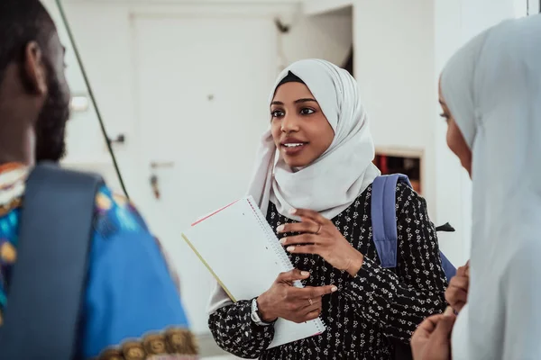 Grupp glada afrikanska studenter som har konversation och team möte arbetar tillsammans på läxor flickor bär traidiional sudan muslim hijab mode — Stockfoto