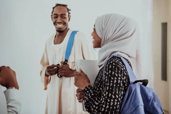 Grupo de estudantes africanos felizes tendo conversação e reunião de equipe trabalhando juntos em meninas de lição de casa vestindo traidiional sudan muçulmano hijab moda — Fotografia de Stock