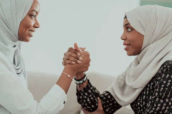 Afrikaanse vrouw arm worstelen conflict concept, onenigheid en confrontatie het dragen van traditionele islamitische hijab kleding. Selectieve focus — Stockfoto