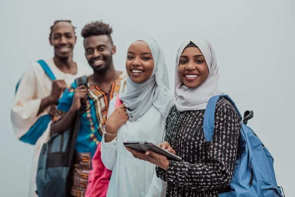 Foto de um grupo de estudantes africanos felizes conversando e se reunindo trabalhando em meninas de lição de casa vestindo hijab muçulmano sudanês tradicional — Fotografia de Stock