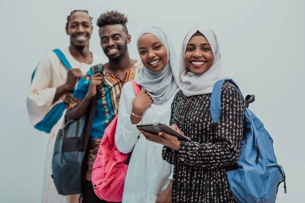 Fotografie skupiny šťastných afrických studentů, jak spolu mluví a setkávají a pracují na domácích dívek v tradičním súdánském muslimském hidžábu — Stock fotografie