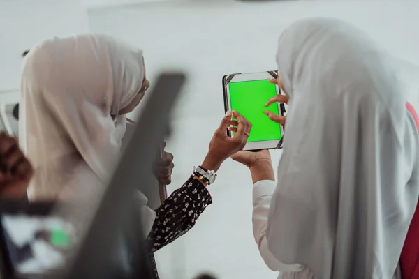 Grupp glada afrikanska studenter som har konversation och team möte arbetar tillsammans på läxor flickor bär traidiional sudan muslim hijab mode — Stockfoto