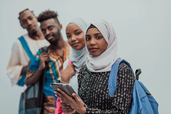 Photo d'un groupe d "étudiants africains heureux parlant et se rencontrant travaillant ensemble sur des filles devoirs portant le hijab traditionnel musulman soudanais — Photo