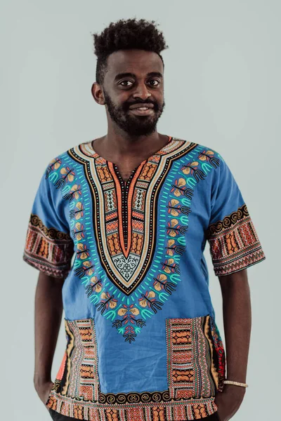 Портрет гарного африканського чорного чоловіка в традиційному одязі мусульманського Судану.. — стокове фото