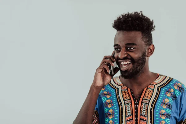 Nativo Sudán Hombre africano usando smartphone aislado sobre fondo blanco. —  Fotos de Stock