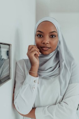 Akıllı ev ekran kontrol sistemi kullanan Afrikalı kadın