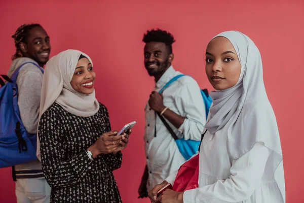 배낭을 찬 아프리카 무슬림 학생들 이 분홍색 배경 위에 포즈를 취하고 있습니다. 학교 교육이라는 개념. — 스톡 사진