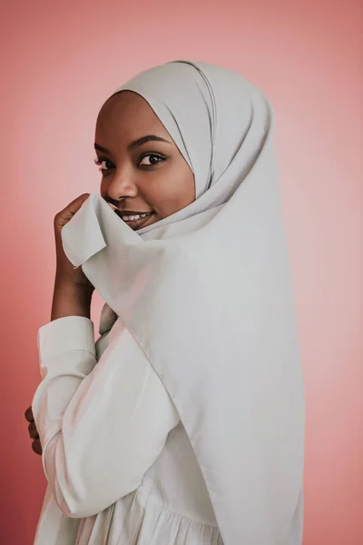 Ritratto di giovane moderna bellezza musulmana afro che indossa abiti islamici tradizionali su sfondo rosa plastica. Focus selettivo — Foto Stock