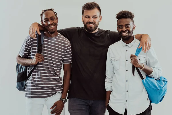 Fotografie skupiny šťastných studentů izolovaných na bílém pozadí. — Stock fotografie