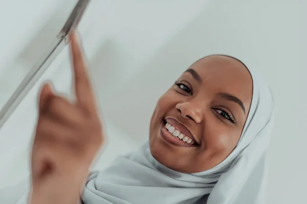 Mujer africana usando el sistema de control de pantalla de inicio inteligente — Foto de Stock