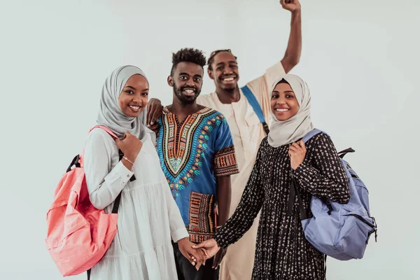 Grupa szczęśliwych afrykańskich studentów odbywających konwersację i spotkanie zespołu pracującego razem nad zadaniami domowymi dziewczęta ubrane w traidiional sudan muslim hijab fashion — Zdjęcie stockowe