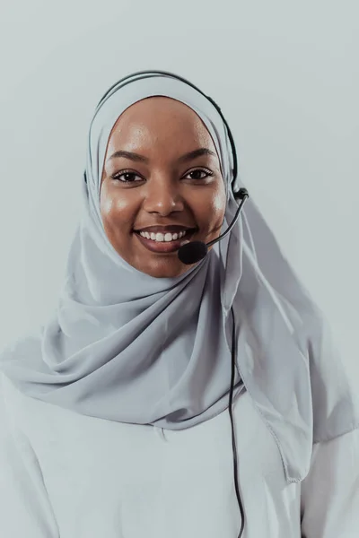 Afrikanische Muslimin mit Hijab-Schal Kundenvertreterin Geschäftsfrau mit Telefon-Headset hilft und unterstützt online mit Kunden in modernen hellen Call Center isoliert auf weißem Hintergrund — Stockfoto