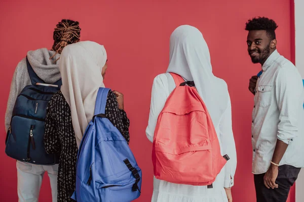 Skupina afrických muslimských studentů s batohy pózující na růžovém pozadí. koncepce školního vzdělávání. — Stock fotografie