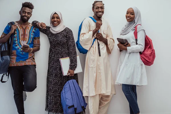 Fotografie skupiny šťastných afrických studentů, jak spolu mluví a setkávají a pracují na domácích dívek v tradičním súdánském muslimském hidžábu — Stock fotografie