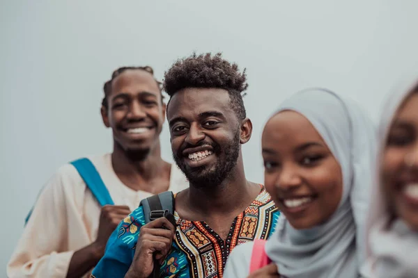 행복 한 아프리카 학생들 이 전통 수단 이슬람 히잡을 쓰고 숙제를 하고 있는 여학생들 과 이야기하고 만나는 사진 — 스톡 사진