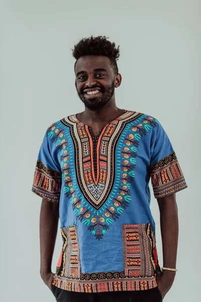 Retrato de un hombre negro africano guapo con ropa de moda tradicional islámica de Sudán. —  Fotos de Stock