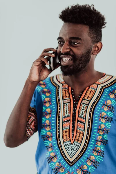 Nativo Sudán Hombre africano usando smartphone aislado sobre fondo blanco. —  Fotos de Stock