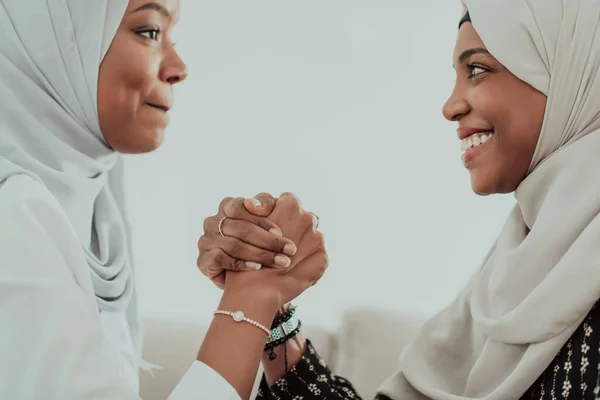 アフリカの女性の腕レスリング紛争の概念は、意見の相違や対立は、伝統的なイスラムヒジャーブの服を着て。選択的焦点 — ストック写真