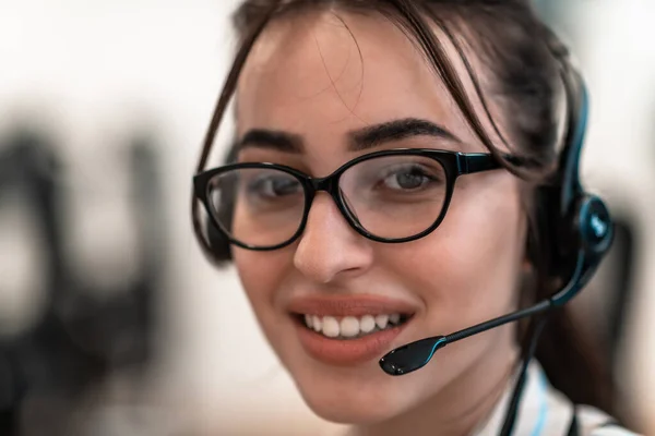 Business en technologie concept - hulplijn vrouwelijke operator met hoofdtelefoon in call center. Zakelijke vrouw met headsets werken in een call center — Stockfoto